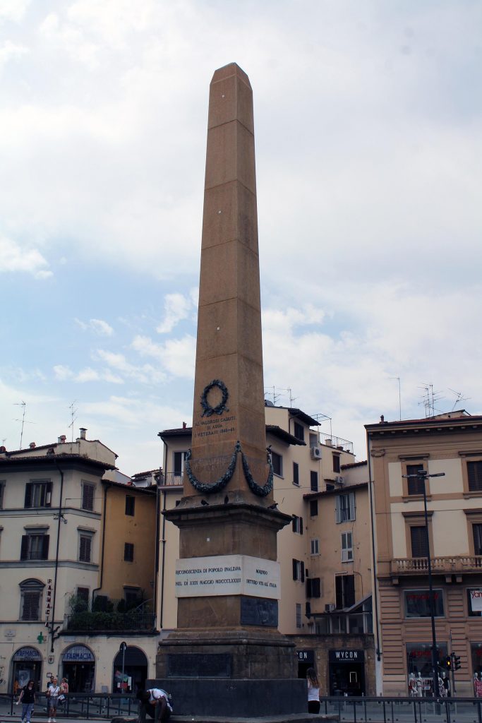 L'obelisco di piazza dell'Unità d'Italia