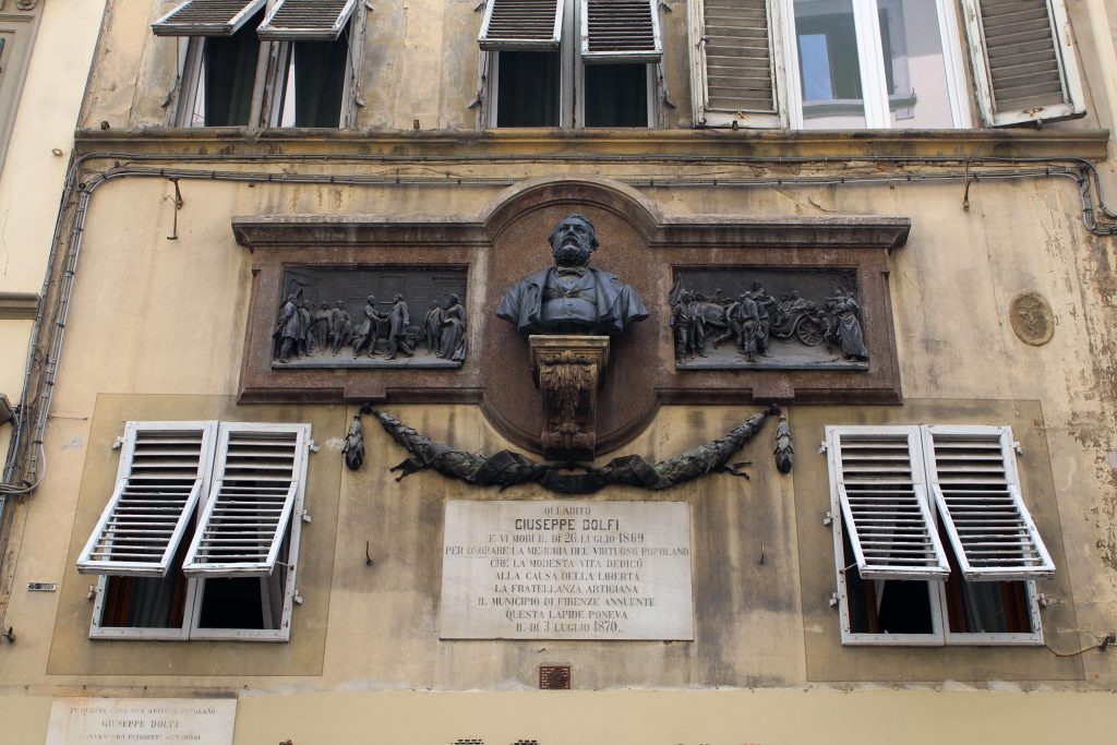 La lapide ed il busto dedicati alla memoria di Giuseppe Dolfi (Borgo San Lorenzo 4)