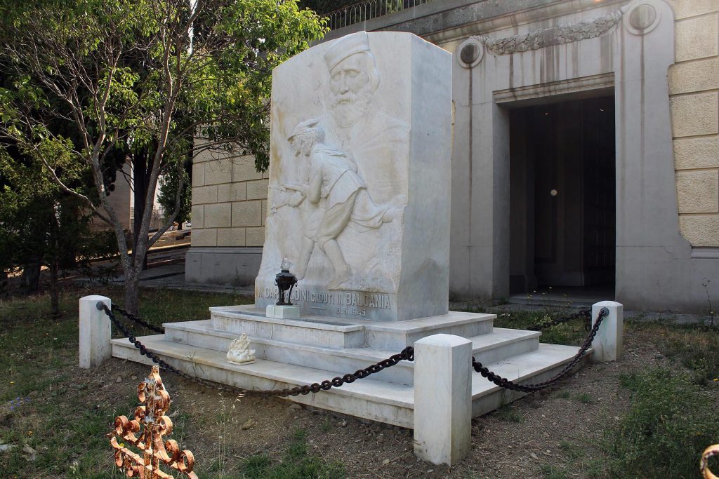 Il monumento «Ai Garibaldini caduti in Balcania» nel cimitero comunale di Trespiano