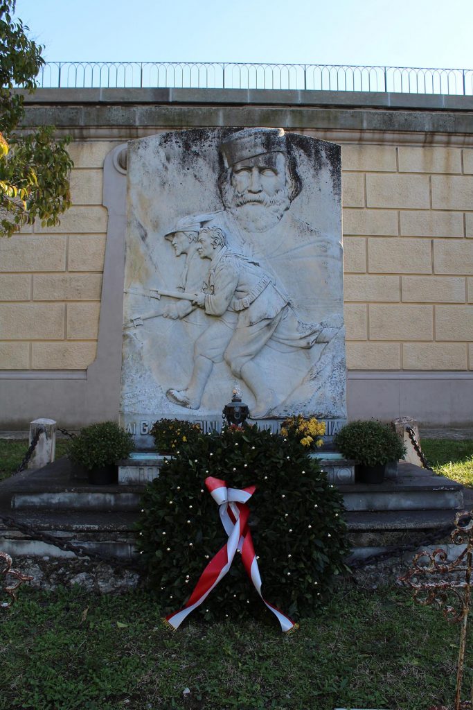 La stele «Ai Garibaldini caduti in Balcania» prima del restauro (scatto dell'11 dicembre 2019)